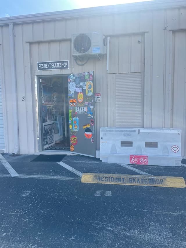 RESIDENT SKATESHOP